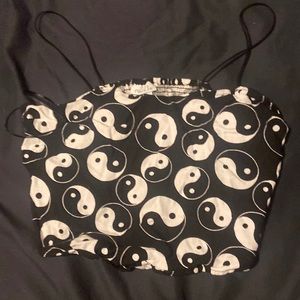 Cute tiny Yang crop top from rue 21 black and white